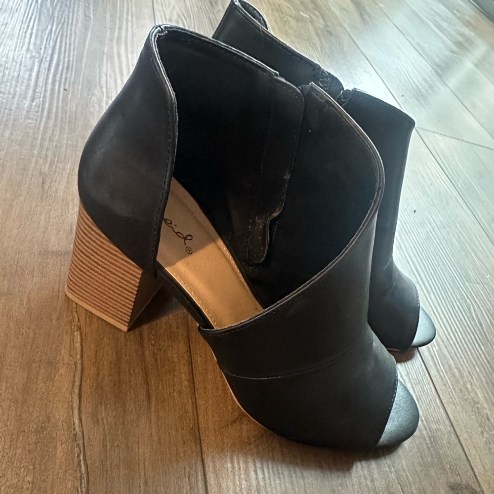 Black wedge heel size 8 excellent condition